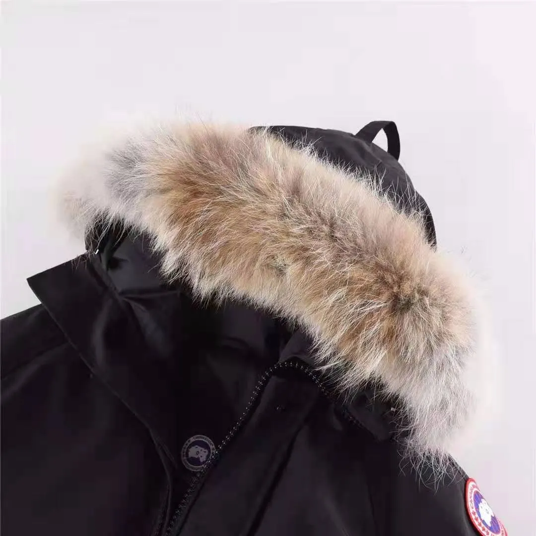 P780 with dust bag) Canada Goose Canada Goose #Chilliwack 7999M bomber jacket short down jacket ➖ Genuine synchronous anti-counterfeiting chip sensor! ➖ Imported 21-count polyester-cotton blended original fabric [last year’s 16-count/18-count hard fabrics have been completely eliminated, this year all use 21-count genuine synchronous fabrics, the soft mid-strap feels delicate and textured], genuine synchronous Feather-Light 10D waterproof coating fabric, made of 84.5 polyester fiber and 15.5 cotton, 100% the best feel in the entire network! ➖ The genuine official website is synchronized with the national standard 80 white duck down, you can check the official website customer service, there will never be a series of misleading claims such as 90 down or goose down! ➖ Using the best nylon lining with double double-layer sealing design, velvet-proof No. 7 needle + grid-filled down ready-made garments, there is 100% no so-called velvet running! ➖ The cuffs are designed with thickened seamless threads, and the collar and pockets are lined with top-quality polar fleece to keep you warm and comfortable! ➖ Yoshida YKK provides original custom-made electroplated sliders. YKK two-way lockable zippers are tight and smooth and will not peel off paint! ➖ 3M composite guarantees that the Velcro is the same as the original, durable, and all accessories and hardware are custom-made! ➖ Imported BEHRINGER embroidery machine to customize the 10,000-needle embroidery logo, 98% of which can be reproduced to restore the original logo. You can check and compare on the official website! 01 models for men and women SIZE: XS S M L XL XXL